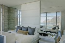 Maison de luxe moderne chambre vitrine avec vue sur l'océan et la montagne — Photo de stock