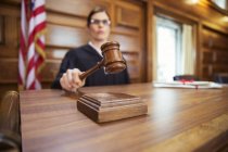 Richter schlägt Hammer vor Gericht — Stockfoto