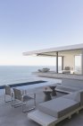 Modern, luxury home showcase exterior patio with ocean view — Stock Photo