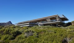 Modernes Luxus-Eigenheim präsentiert sich außen unter sonnigem blauen Himmel — Stockfoto