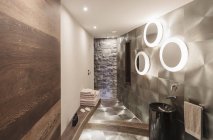 Освітлений, сучасний розкішний будинок вітрина інтер'єр ванної кімнати — стокове фото