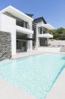 Casa moderna com piscina — Fotografia de Stock