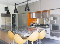 Cozinha moderna em ambientes fechados durante o dia — Fotografia de Stock