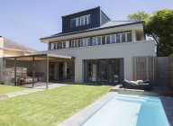 Modernes Haus und Pool im Freien — Stockfoto