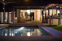 Leerer Pool im Hinterhof eines modernen Hauses — Stockfoto