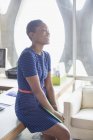 Glückliche schwarze Geschäftsfrau im modernen Büro — Stockfoto