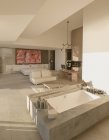 Moderne, luxuriöse Wohnvitrine mit Badewanne im Schlafzimmer — Stockfoto