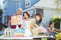 Avós e netos à venda no quintal — Fotografia de Stock
