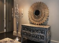 Элегантный комод, зеркало и подсвечники в роскошной спальне — стоковое фото