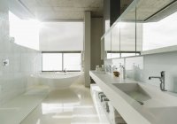 Interior de lujo de la casa moderna, baño - foto de stock