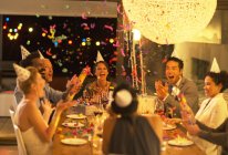 Amigos jogando confete na festa de aniversário — Fotografia de Stock