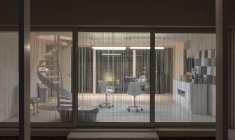 Illuminato casa moderna vetrina interna home office di notte — Foto stock