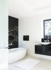Настінне мистецтво і ванна для замочування в сучасній ванній — стокове фото