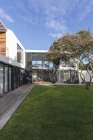 Modernes, luxuriöses Wohnhaus präsentiert sich außen — Stockfoto