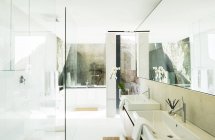 Fregaderos y bañera en baño moderno - foto de stock