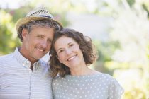 Glücklich schönes älteres Paar, das sich draußen umarmt — Stockfoto