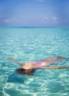 Heitere Frau, die im tropischen Ozean schwimmt — Stockfoto