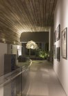 Освітлений сучасний, розкішний інтер'єр домашньої вітрини з люстрою — стокове фото