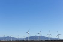 Windpark unter strahlend blauem Himmel — Stockfoto