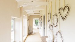 Colgantes de pared decorativos en casa rústica - foto de stock