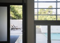 Moderno patio e piscina — Foto stock