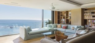 Living room overlooking ocean — Stock Photo