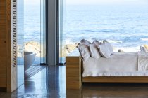 Moderno letto vetrina casa di lusso con vista sull'oceano — Foto stock