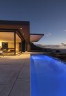 Blaue Runde Schwimmbad außerhalb moderner Luxus-Haus Schaufenster außen in der Nacht — Stockfoto