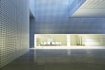 Sala de conferências iluminada no edifício moderno — Fotografia de Stock