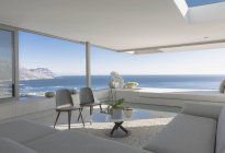 Moderne, luxuriöse Wohnung Vitrine im Inneren Wohnzimmer offen für sonnigen Meerblick — Stockfoto