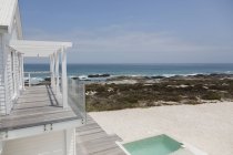 Casa moderna de luxo contra o mar durante o dia — Fotografia de Stock