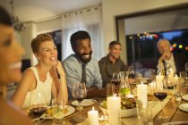 Freunde lachen bei Dinnerparty — Stockfoto