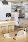 Ноутбук, Французька прес-кава, стільниковий телефон і ноутбук на кухонному столі — стокове фото