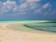 Pessoas à distância caminhando na praia tropical, Maldivas — Fotografia de Stock