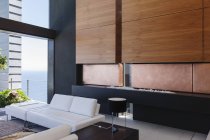 Sofá e painéis de madeira na moderna sala de estar — Fotografia de Stock