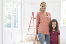 Mother and daughter smiling in living space — Stock Photo