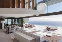 Sala de estar em casa moderna com vista para o oceano — Fotografia de Stock