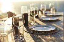 Copos vazios e pratos na mesa — Fotografia de Stock