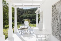 Luxus-Terrasse mit Tisch und Stühlen gegen Bäume — Stockfoto