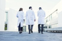 Médicos caminando en la azotea - foto de stock