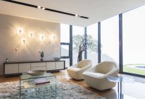 Poltronas e tapete shag na sala de estar moderna — Fotografia de Stock