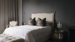 Роскошный интерьер современного дома, элегантная спальня — стоковое фото