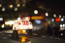 Close up de luz de táxi parisiense iluminado, Paris, França — Fotografia de Stock