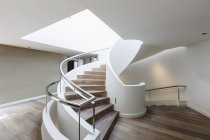 Деревянная винтовая лестница в современном роскошном интерьере дома — стоковое фото