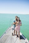 Coppia in piedi sulla barca insieme — Foto stock