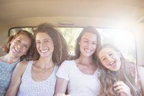 Quatro mulheres sentadas no banco de trás do carro — Fotografia de Stock