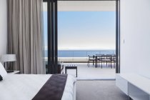 Modernes Schlafzimmer und Balkon mit Meerblick — Stockfoto