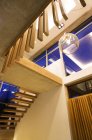 Luz pingente moderna e escadas no hall de entrada de luxo — Fotografia de Stock