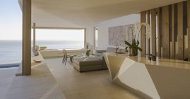 Moderno, casa di lusso vetrina soggiorno aperto alla vista sull'oceano — Foto stock