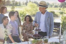 Felice famiglia moderna parlando vicino tavolo da picnic — Foto stock